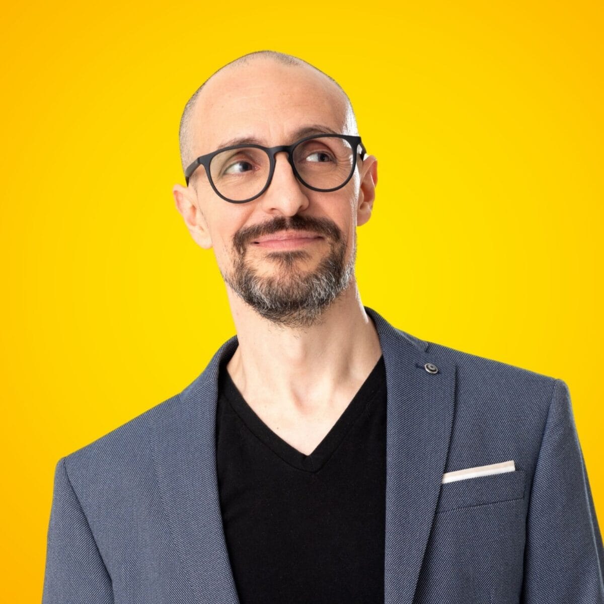 Headshot of Martin + Daulerio known for his training in ontological and systemic coaching, transactional analysis, and neuroscience